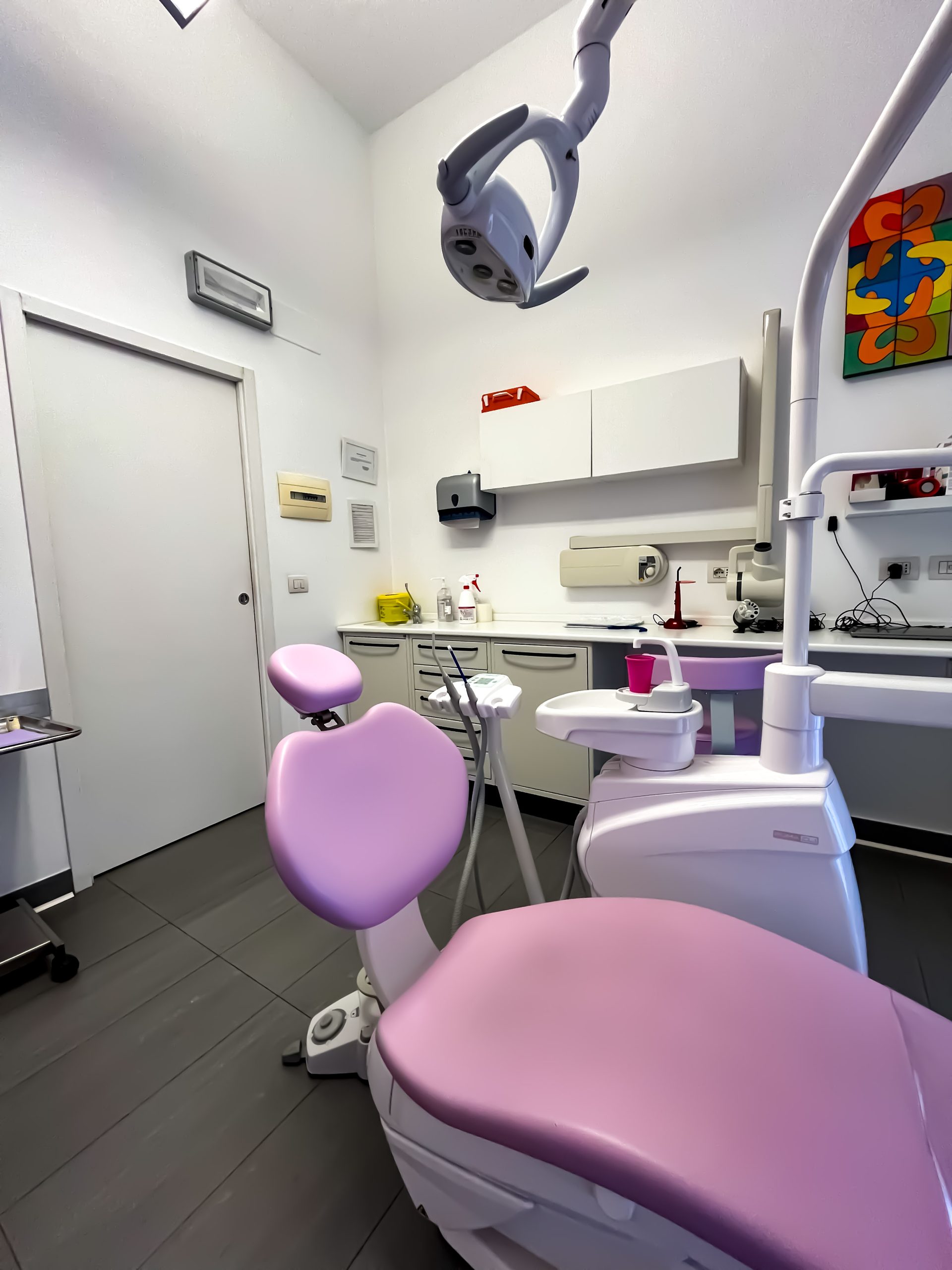 Sala odontoiatrica dello Studio OrthoSmile a Rho con poltrona dentistica
