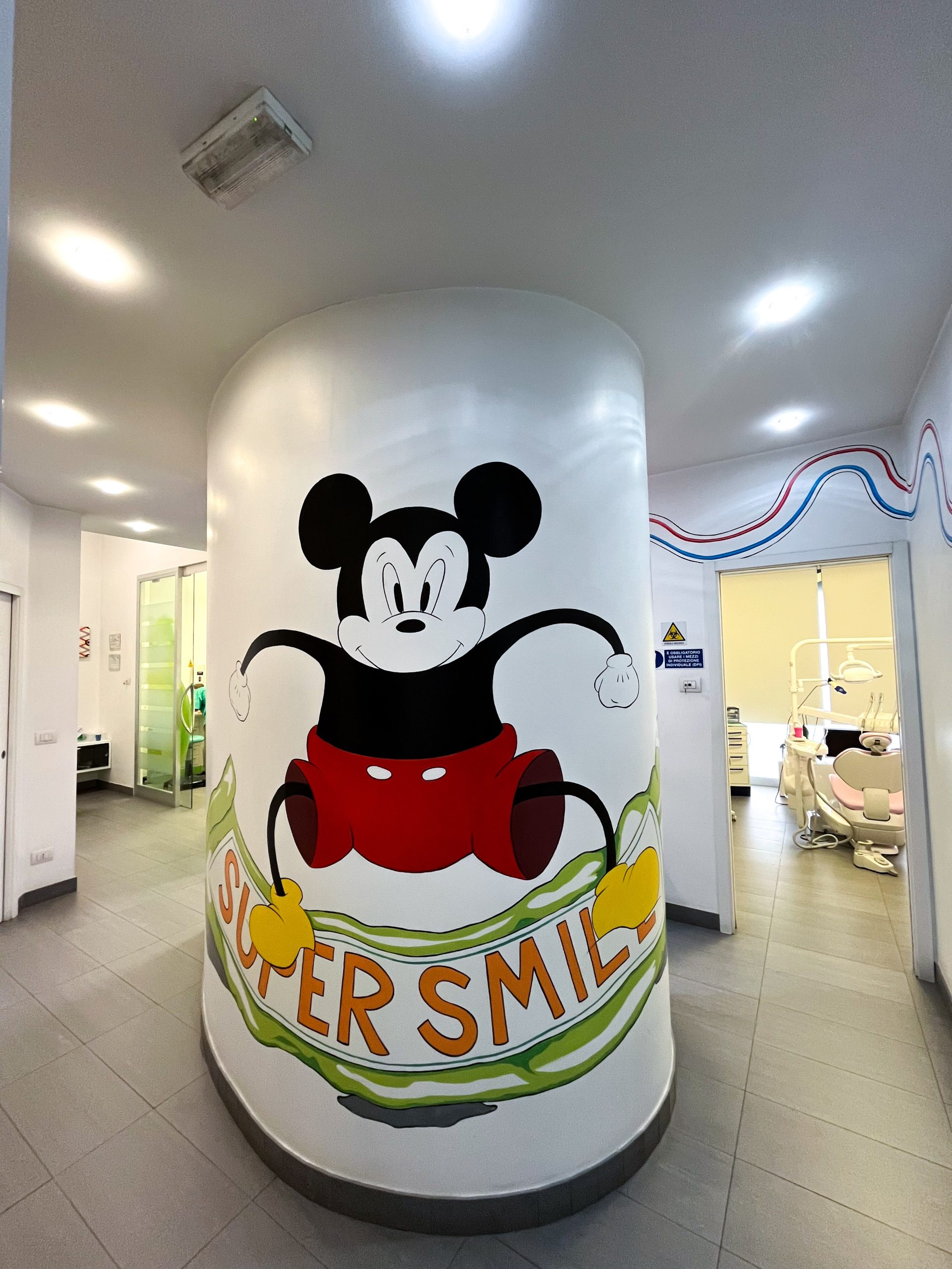 Spazio interno dello Studio OrthoSmile con decorazioni colorate