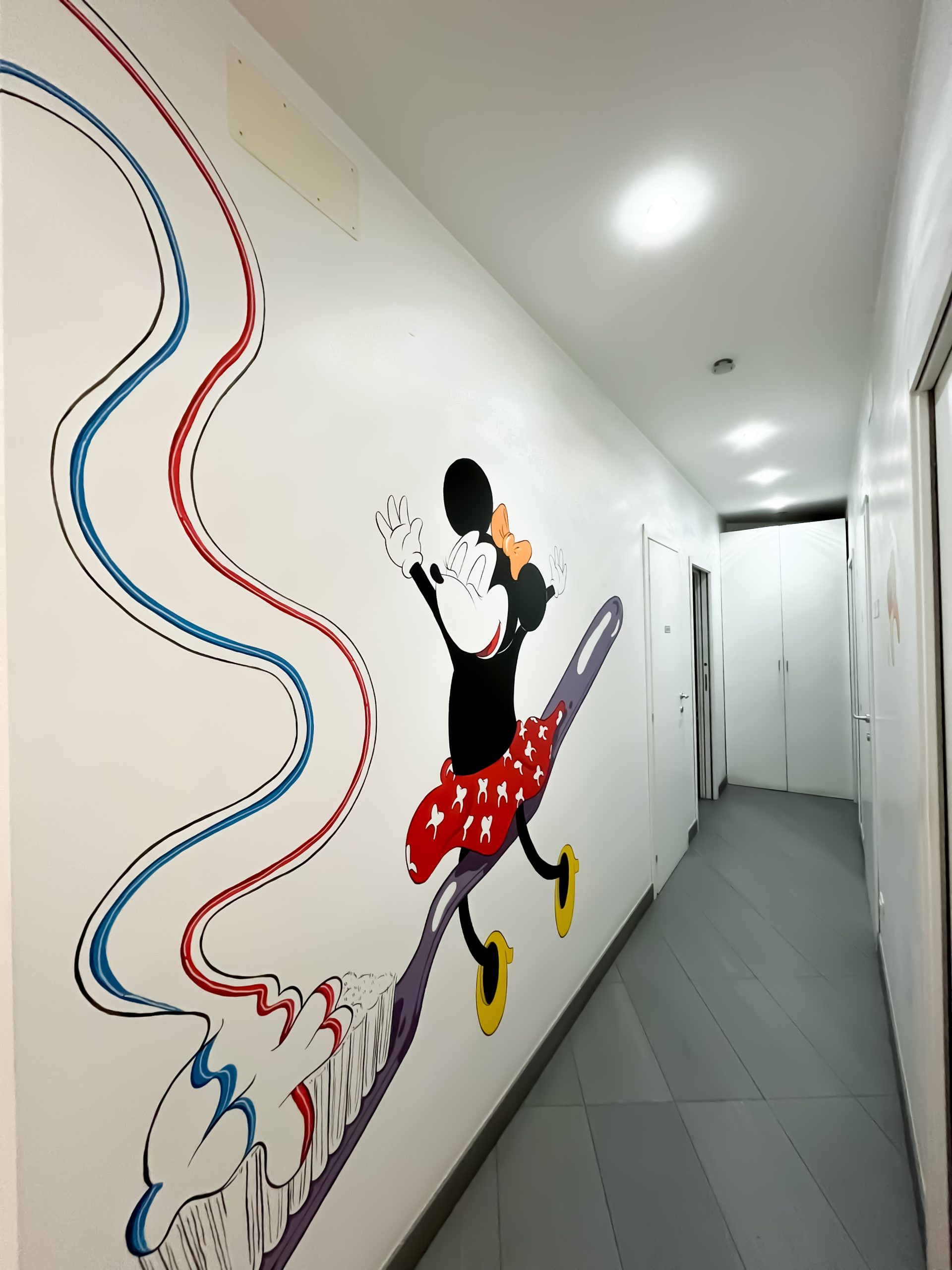 Corridoio dello studio OrthoSmile a Rho con decorazioni sulle pareti