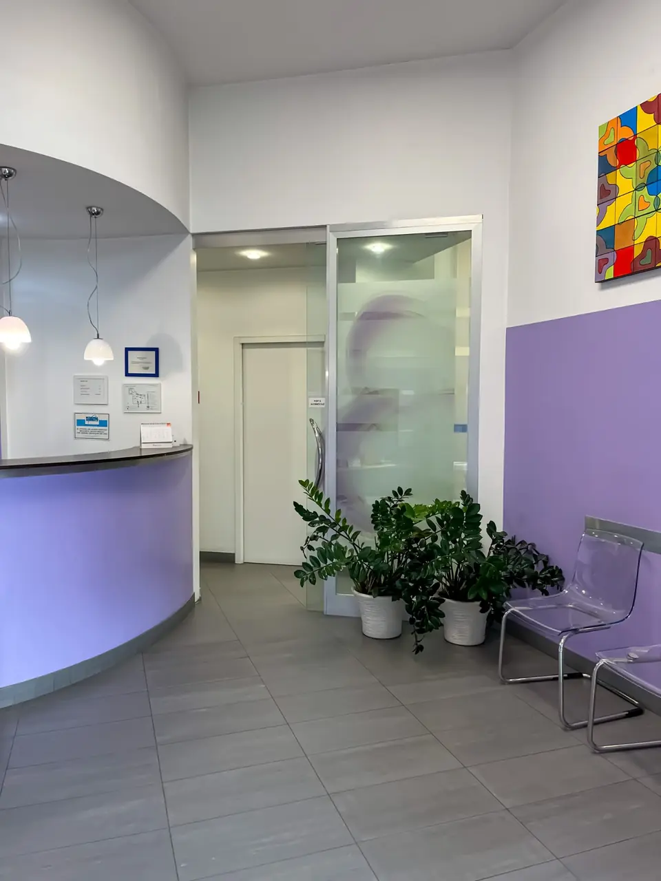 Reception e ambiente interno dello studio dentistico OrthoSmile a Rho